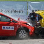 Crash test automobilu s rozvinutým airbagem při čelní srážce