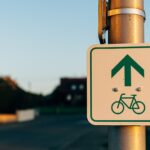 Cyklistická značka namalovaná na vozovce v městské ulici