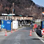 Hraniční kontrola na přechodu mezi Bavorskem a Tyrolskem – policie kontroluje doklady