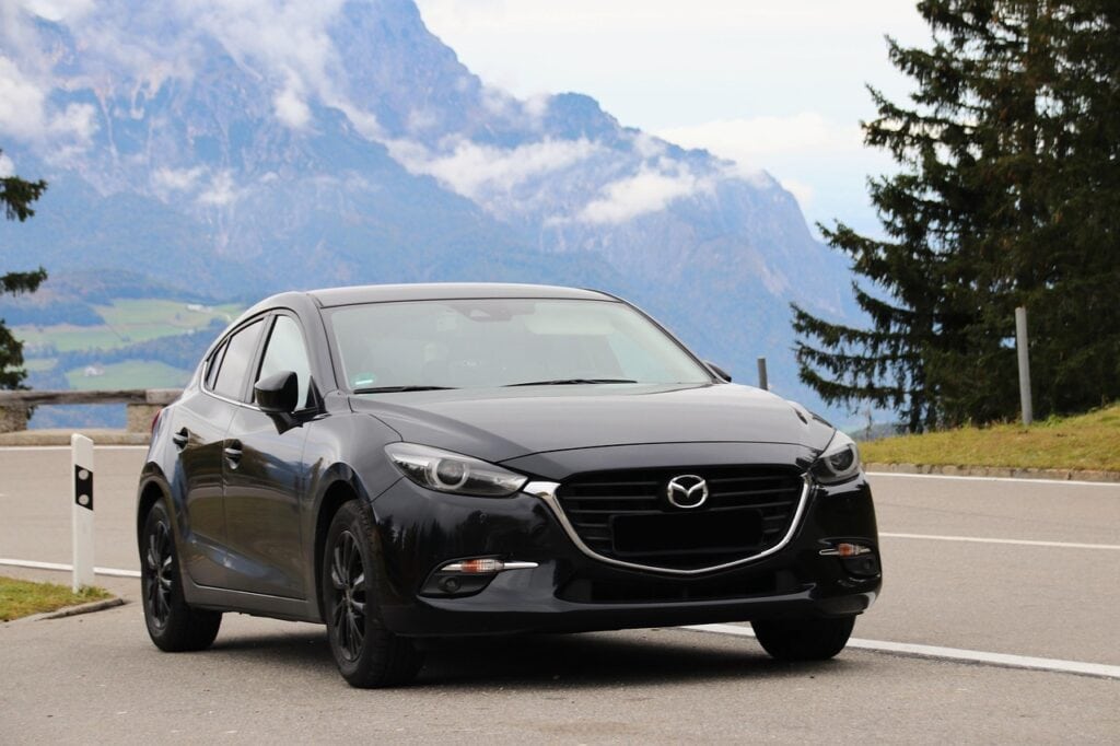 Mazda 3 na horské silnici – spolehlivé auto v přírodě