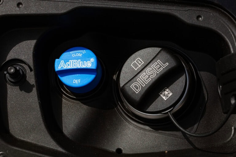 AdBlue v&nbsp;dieselu: spása, nebo drahý problém? Funkce, ceny a&nbsp;nejčastější závady