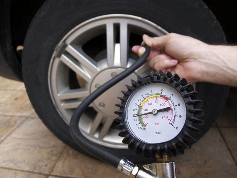 Senzory tlaku v&nbsp;pneumatikách (TPMS): kolik stojí, jak dlouho vydrží a&nbsp;dá se jezdit bez nich?