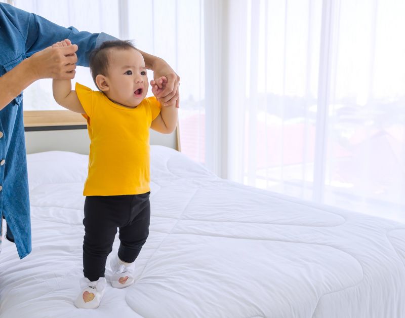 when do babies start walking