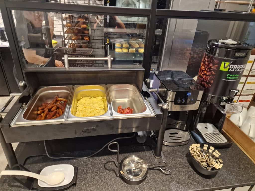 Würstchen, Eier, Bacon