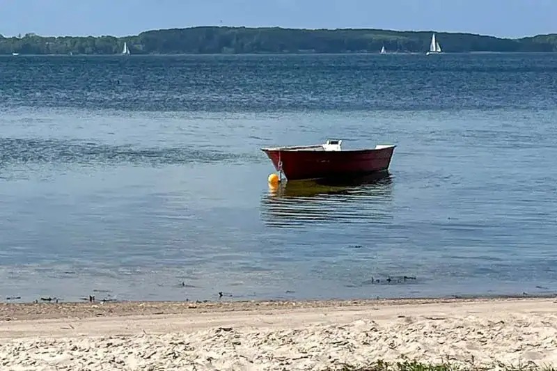 Strand og lille båd