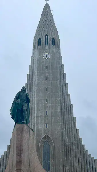 Statue af Leif Eriksson foran Hallgrímskirkja i Reykjavik, Island