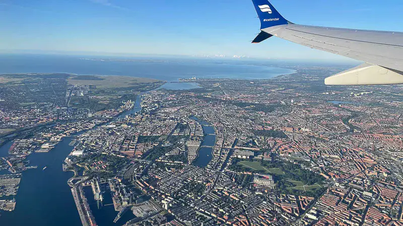 Udsigt fra fly over København med Islandsair-flyvinge i forgrunden