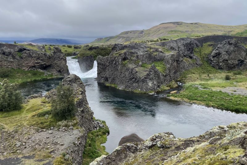 To smukke vandfald omgivet af basalt klippeformationer