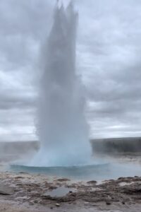 geysir af varmt vand på vej op