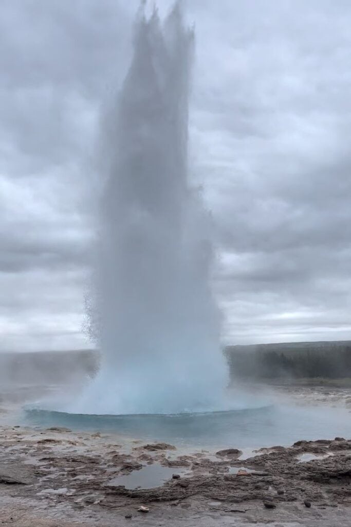geysir af varmt vand på vej op