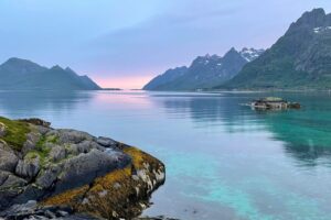 Smuk nationalpark med vand foran fjelde, perfekt til vandreture og fotografering.