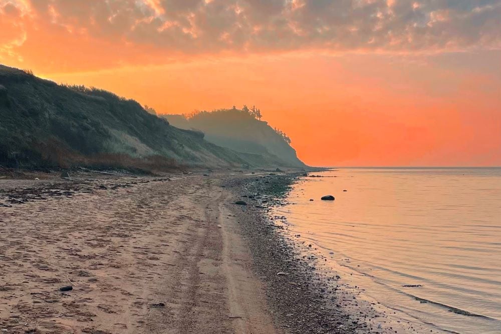 Solopgang ved sandstrand