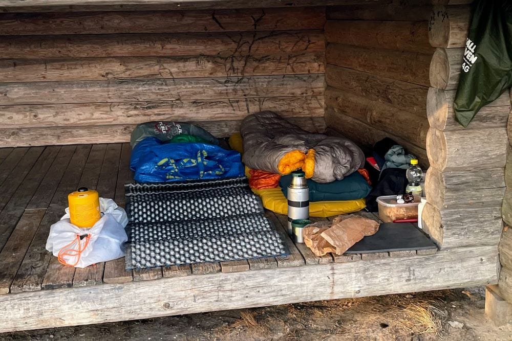 soveplads med sovepose i en shelter