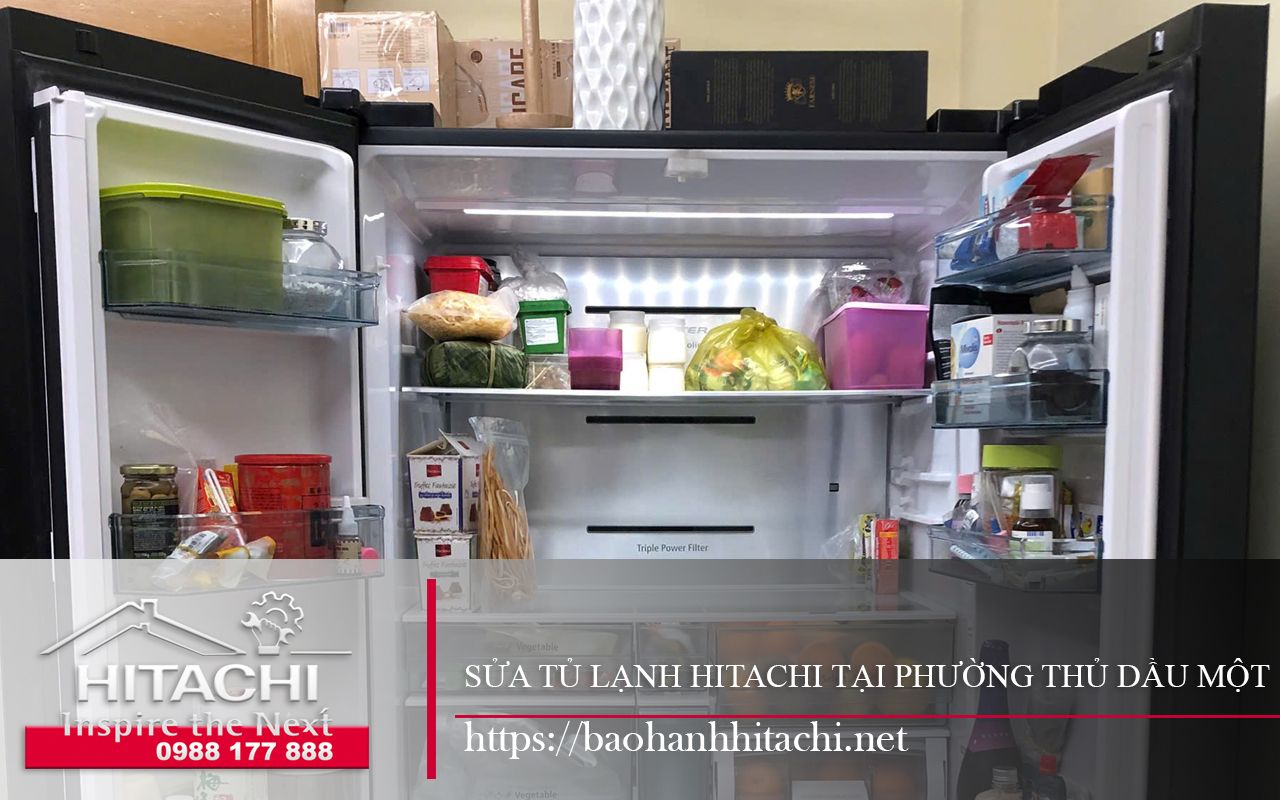 Lò tủ lạnh Hitachi đầy đủ thức ăn và thực phẩm đóng gói, đảm bảo vệ sinh an toàn cho gia đình.