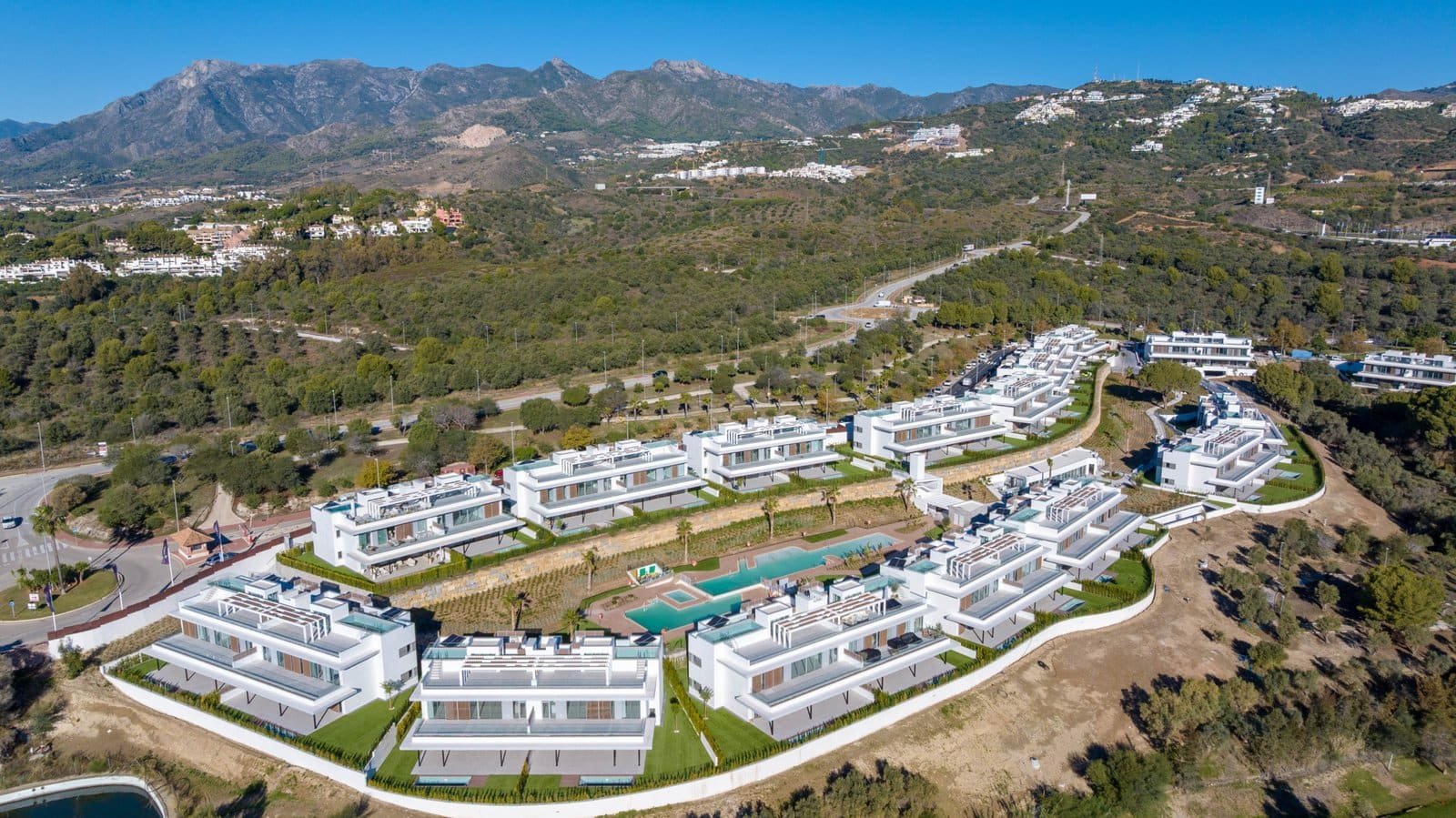 Modern frontline golf apartments in Santa Clara Marbella with stunning mountain views.