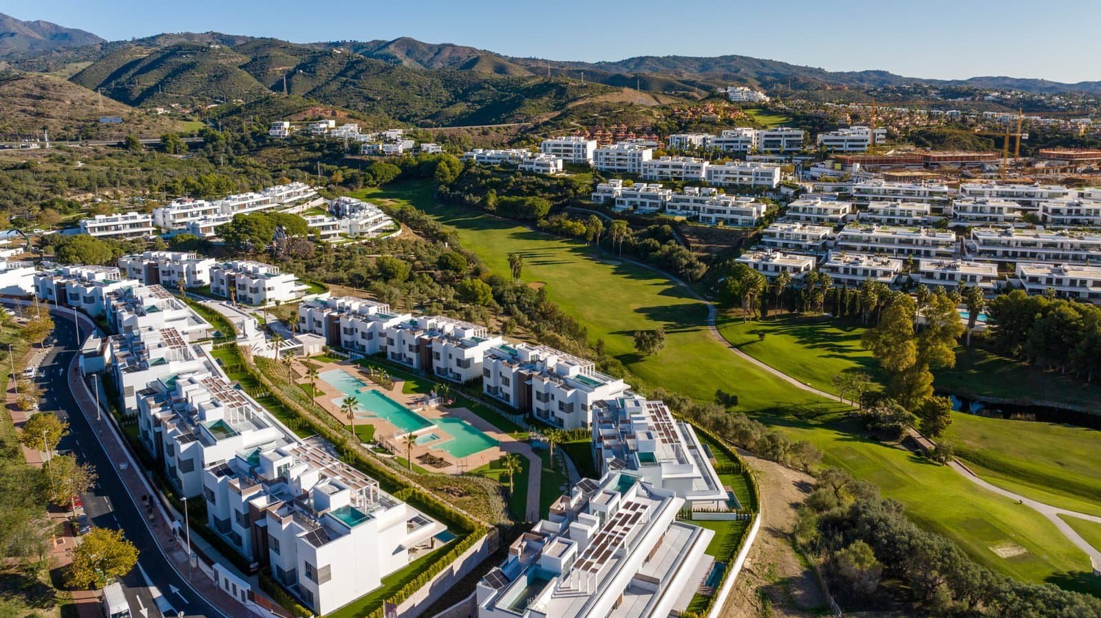 Luxury golf apartments with modern design and scenic views in Santa Clara, Marbella. Prime frontline.