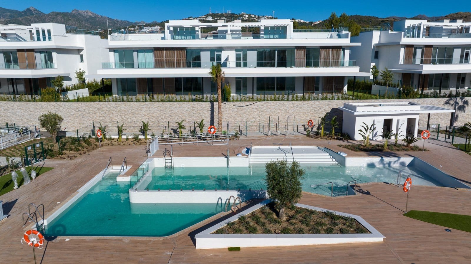 Modern frontline golf apartments in Santa Clara, Marbella with pool and scenic views.
