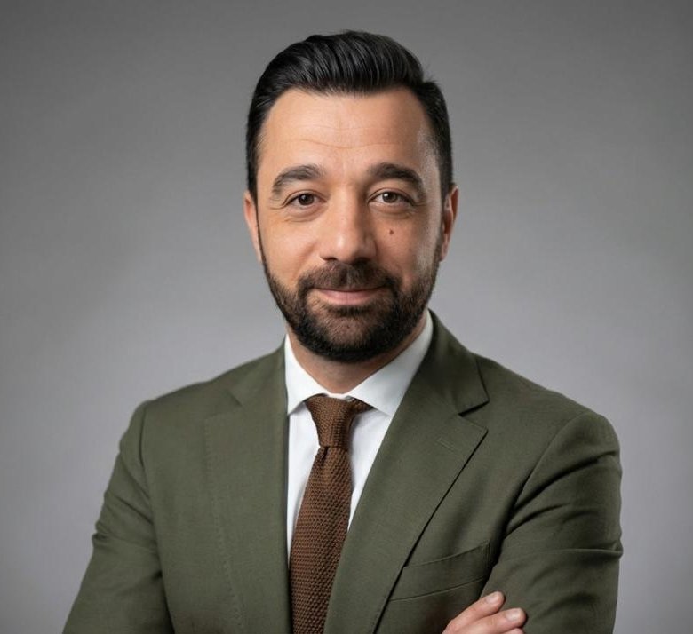 صورة احترافية لوكيل عقارات فاخرة يرتدي بدلة.