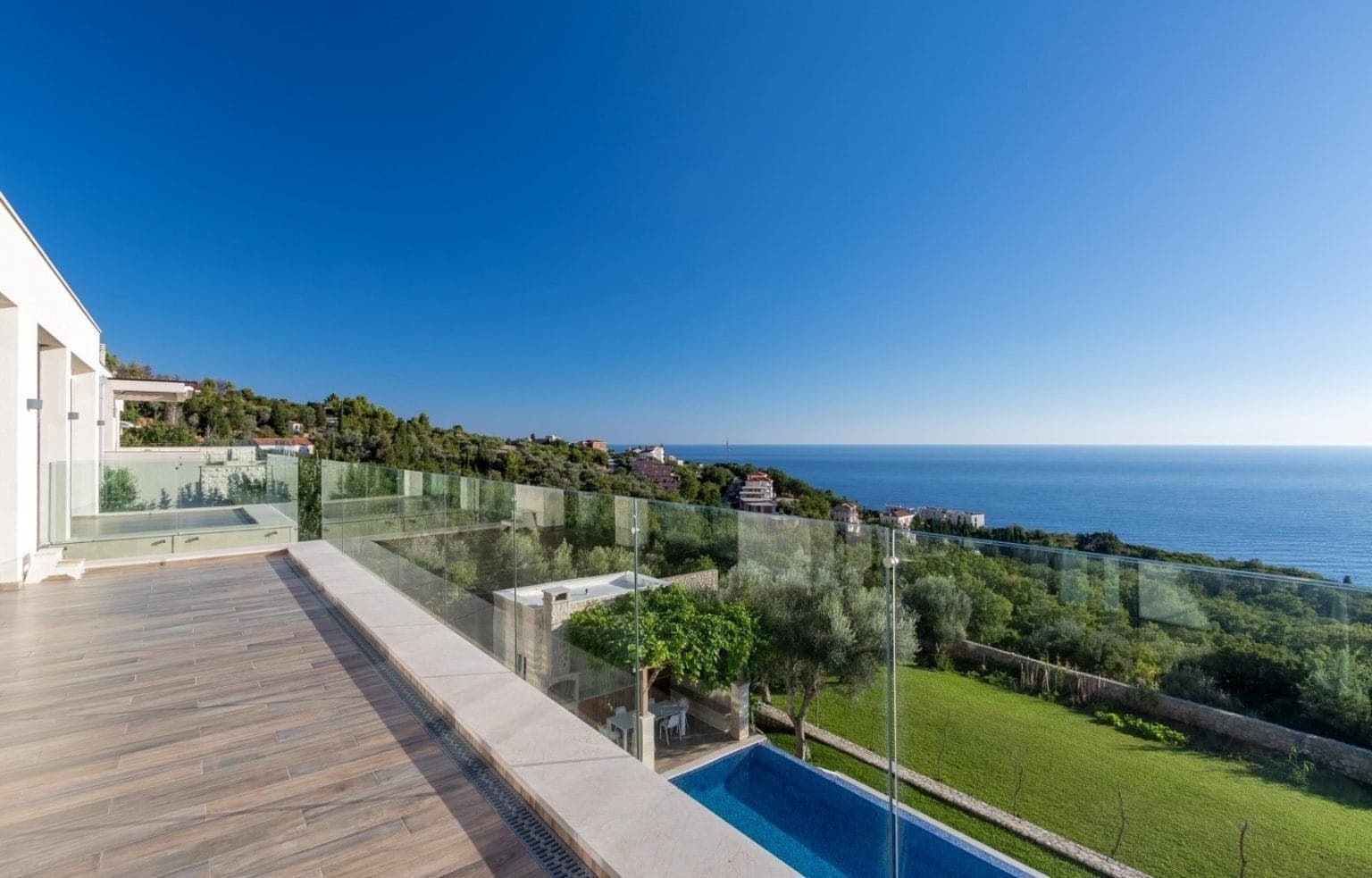 فيلا فاخرة في مونتينيغرو تتمتع بإطلالات بانورامية على البحر وتوفر وسائل راحة حديثة لتجربة معيشية حصرية.