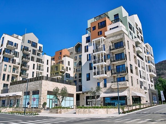 مجمع سكني عصري في بورتو مونتينيغرو يضم شققًا أنيقة.