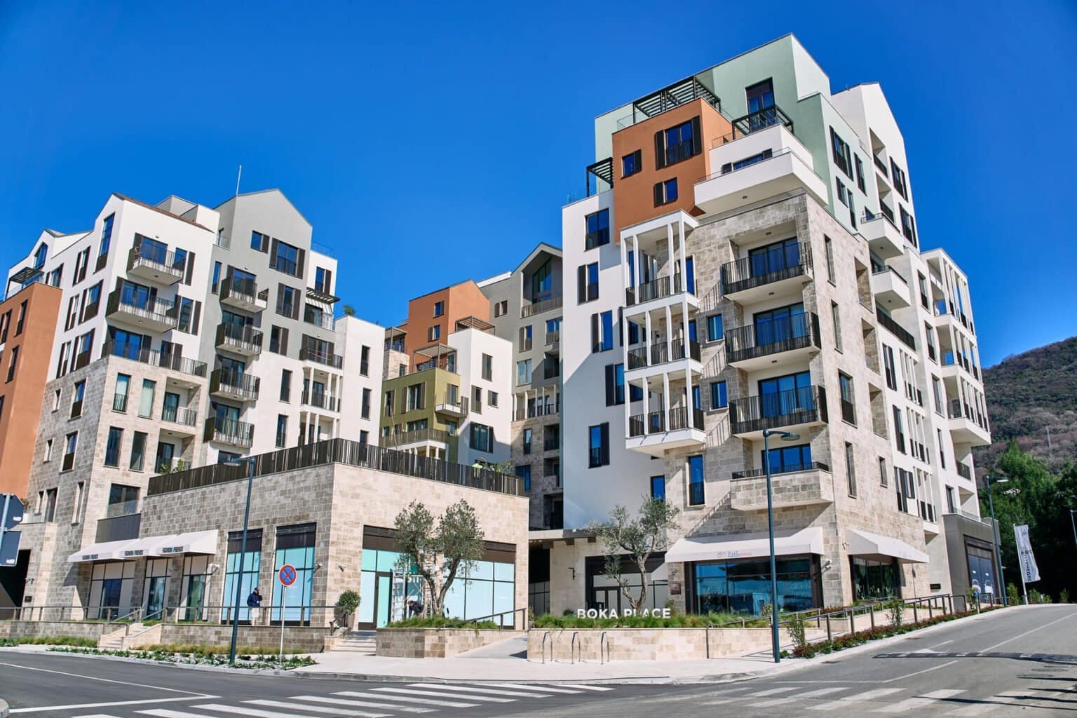 مجمع سكني عصري في بورتو مونتينيغرو يضم شققًا أنيقة.