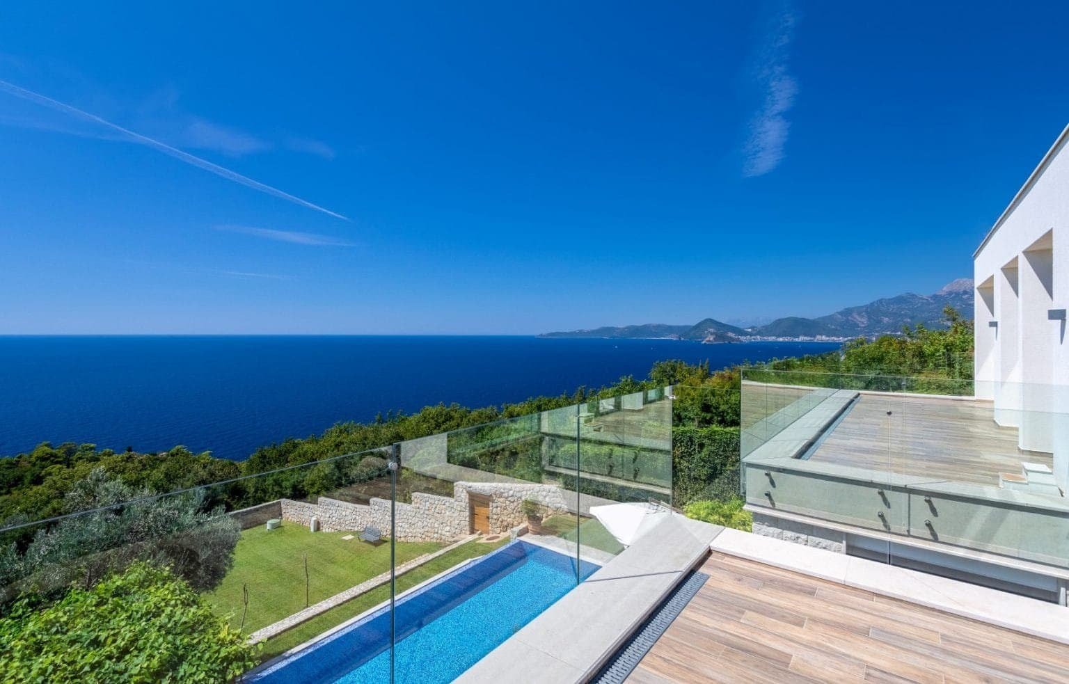 فيلا فاخرة تطل على مناظر بانورامية للبحر في مونتينيغرو، تتميز بتصميم معماري عصري ومسبح خاص لا متناهي.