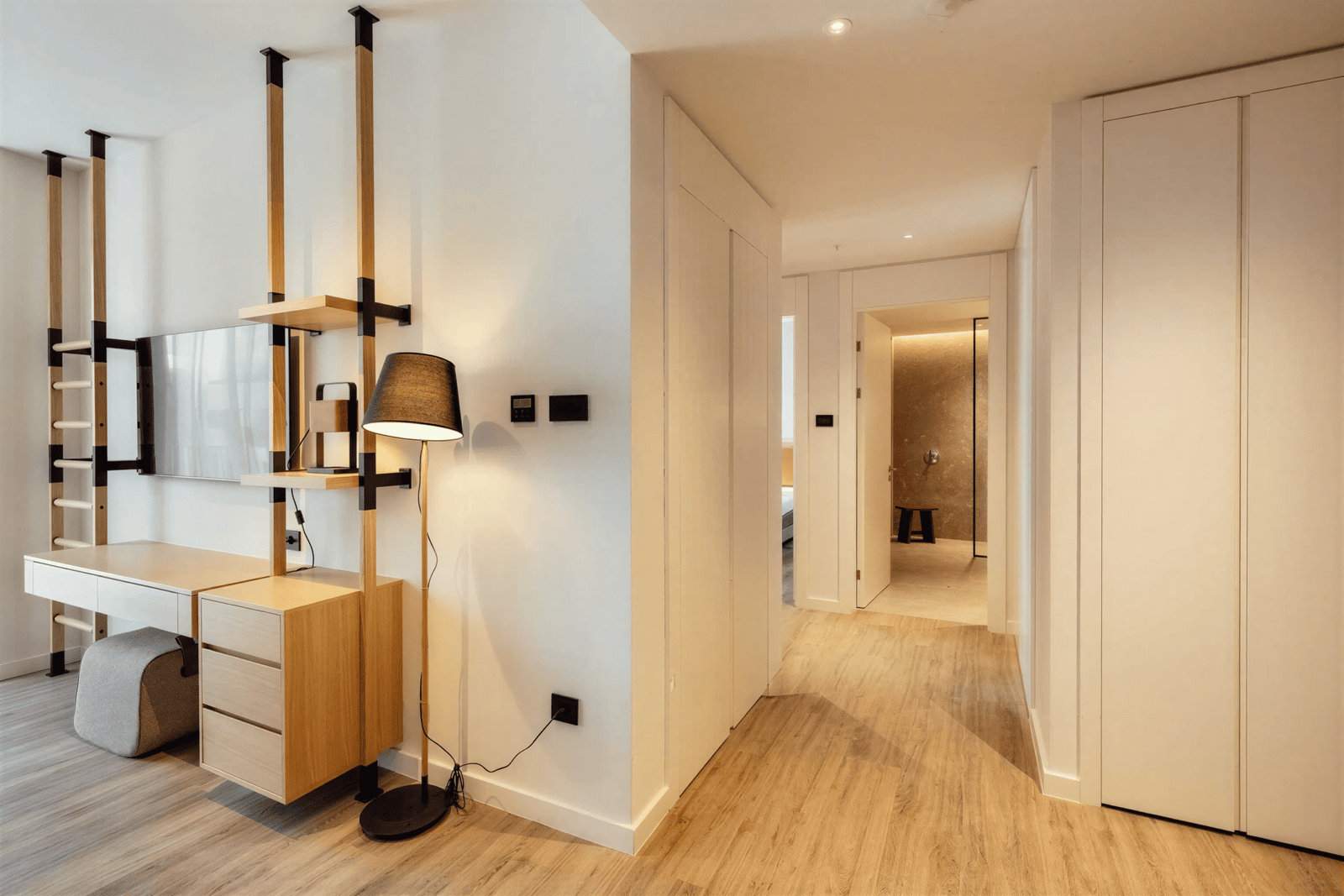 تصميم داخلي لشقة مؤثثة من غرفتي نوم في مجمع «ألبا – بوكا بليس»، بورتو مونتينيغرو، يعكس الطراز العصري.