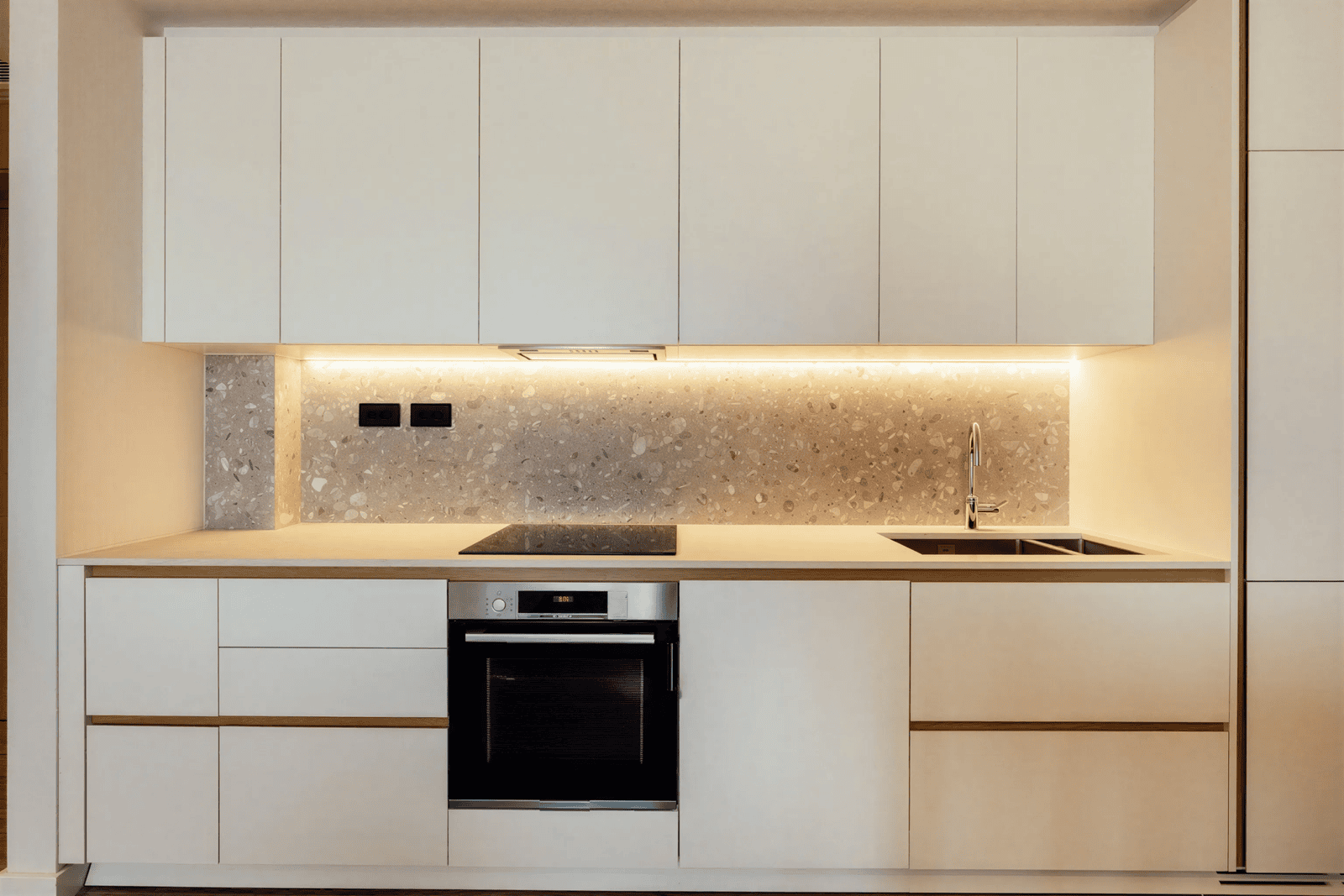 مطبخ عصري في شقة «ألبا» في بوكا بليس، بورتو مونتينيغرو.