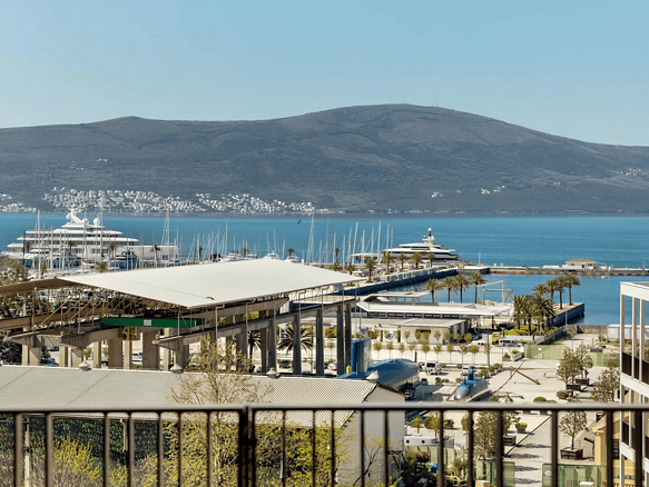 شقة فسيحة مؤثثة من غرفتي نوم مع إطلالة خلابة على المرسى في بوكا بليس، بورتو مونتينيغرو. ب.