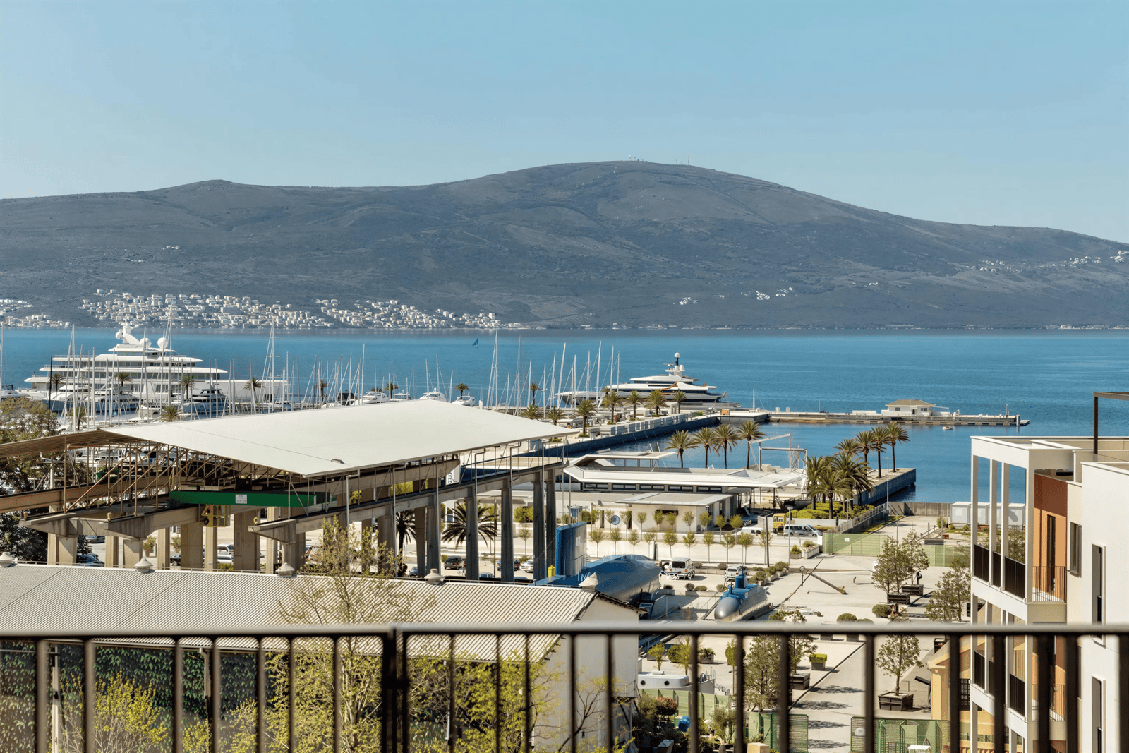 شقة فسيحة مؤثثة من غرفتي نوم مع إطلالة خلابة على المرسى في بوكا بليس، بورتو مونتينيغرو. ب.