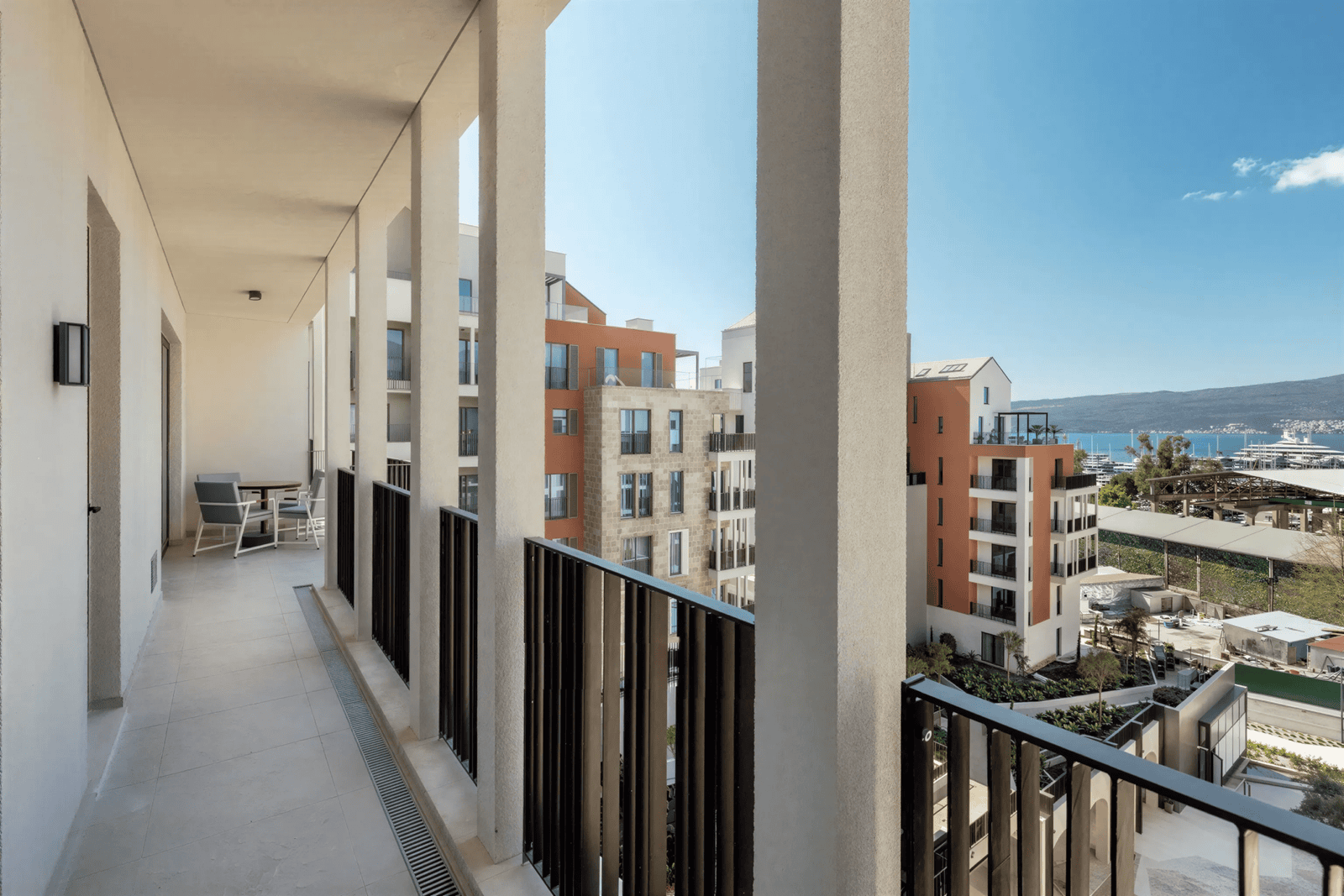 منظر الشرفة من شقة «ألبا» المكونة من غرفتي نوم في بوكا بليس، بورتو مونتينيغرو. أثاث عصري و...