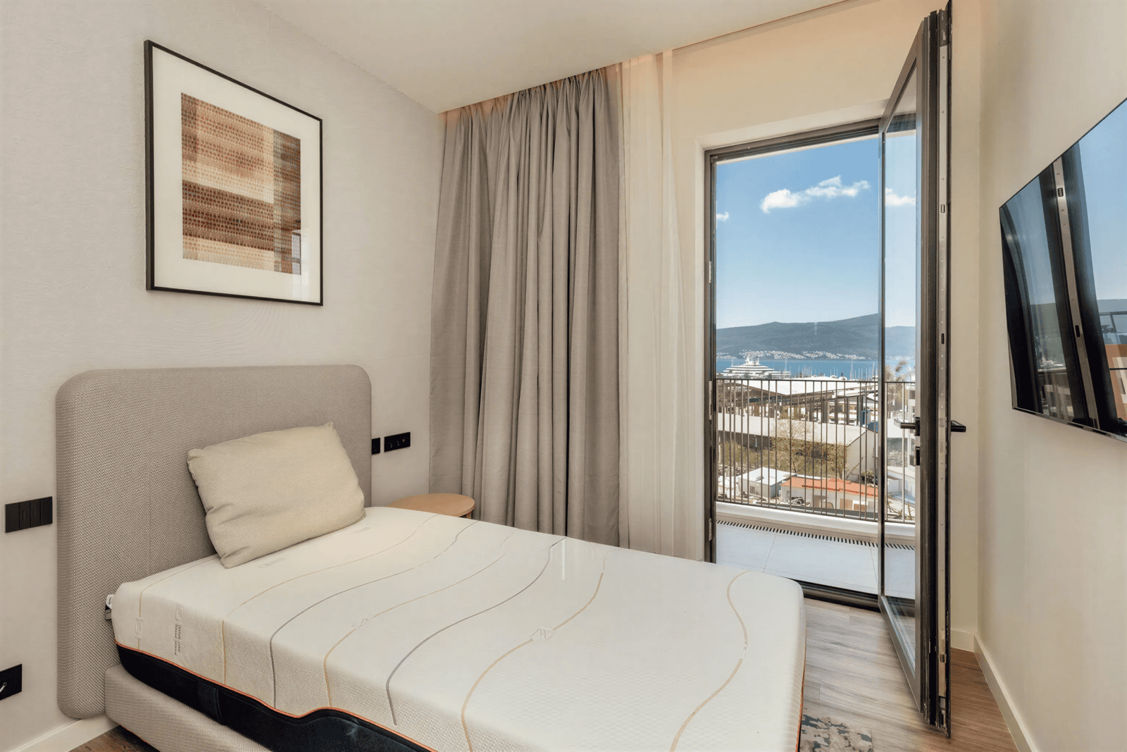 شقة حديثة مفروشة مكونة من غرفتي نوم مع شرفة وإطلالة على البحر في بورتو مونتينيغرو.