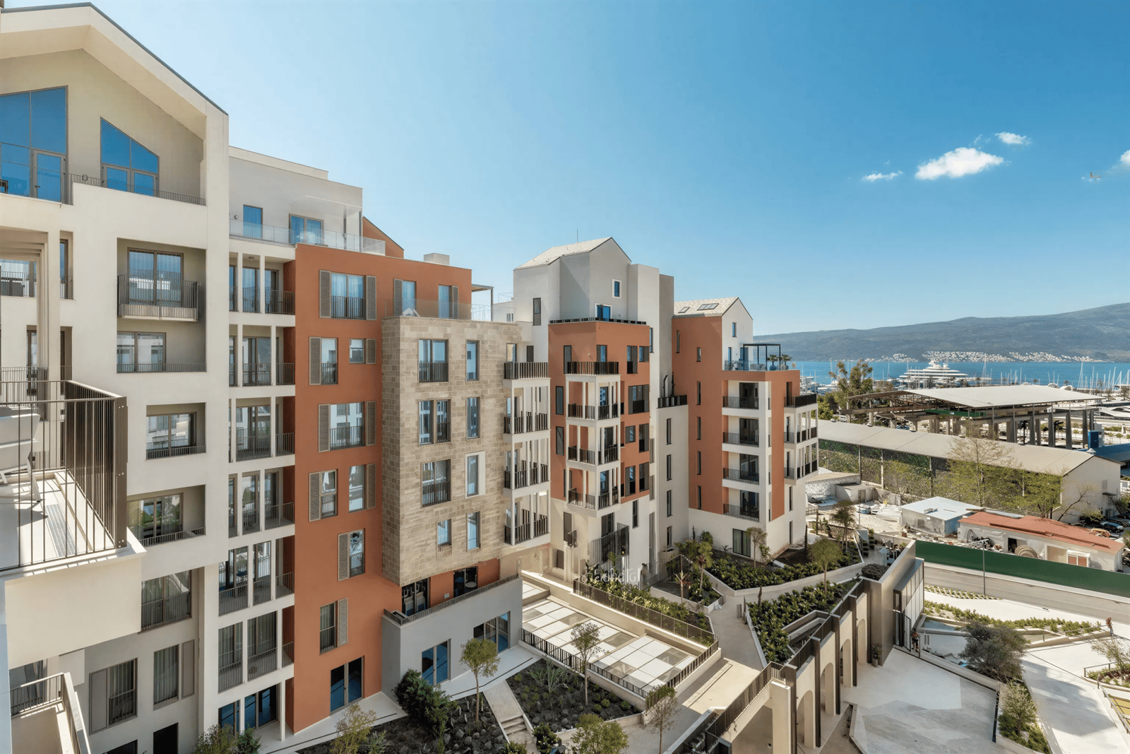 مبنى سكني في بورتو مونتينيغرو يتميز بتصميم عصري وإطلالات خلابة على الواجهة البحرية.
