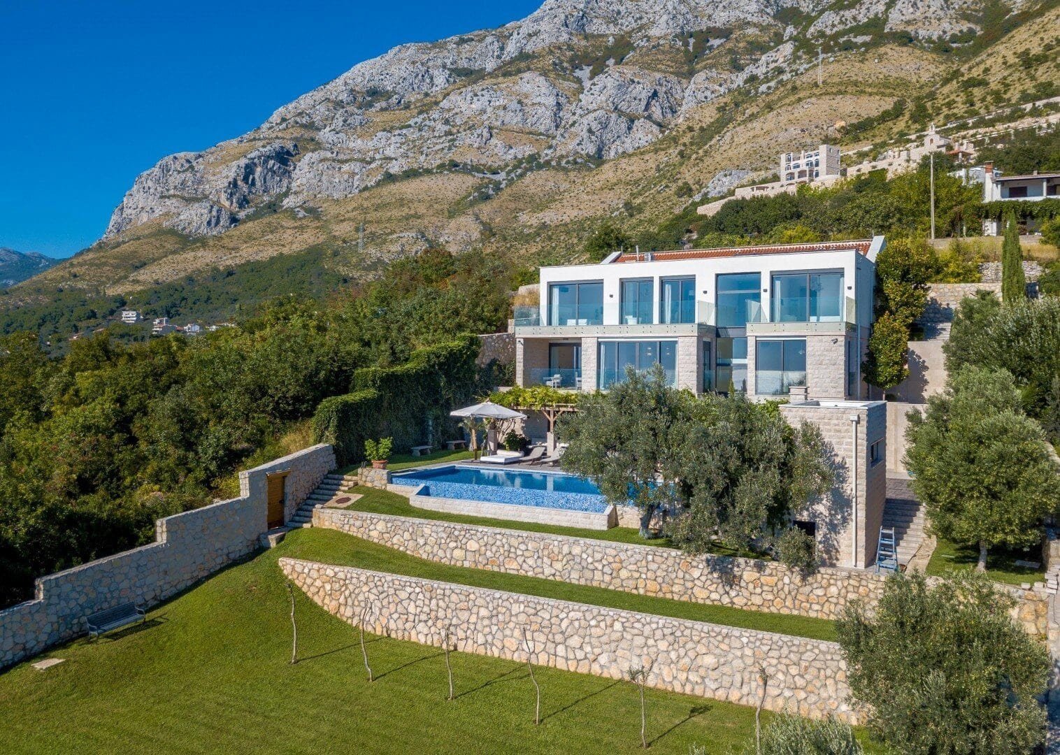 فيلا فاخرة تطل على إطلالة بانورامية على الخليج في مونتينيغرو، تتميز بتصميم عصري ومسبح خاص.