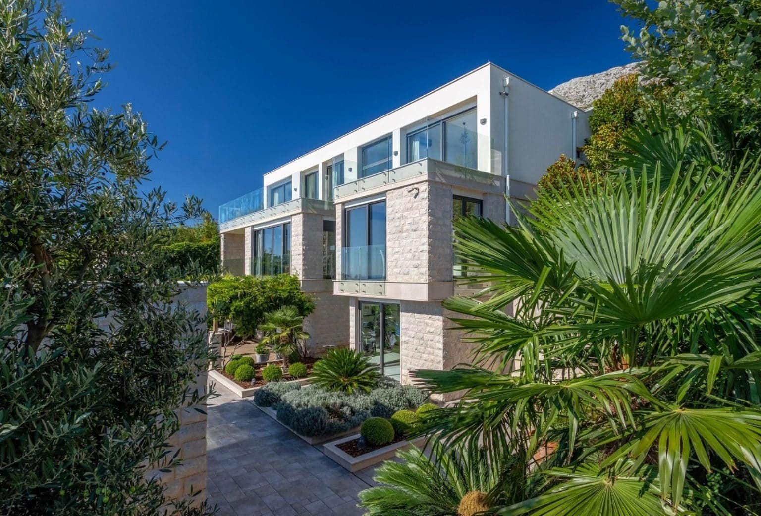 فيلا فاخرة في مونتينيغرو تتمتع بإطلالات خلابة على الخليج المفتوح وتتميز بتصميم معماري عصري. مثالية لقضاء إجازة حصرية.