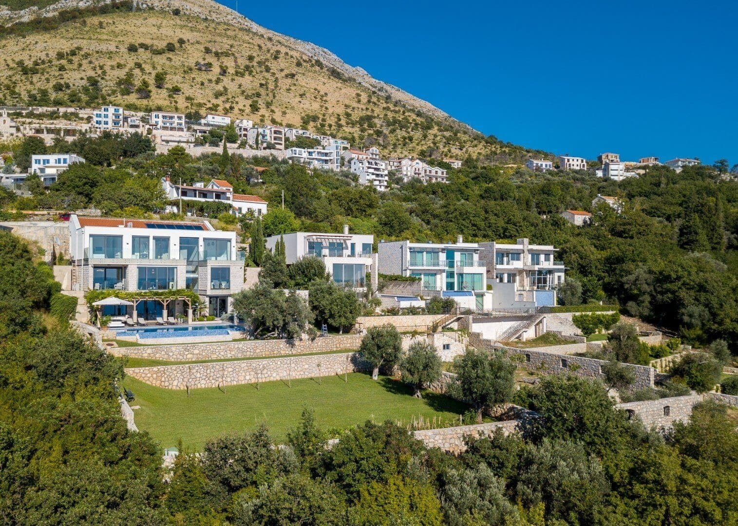 فيلا فاخرة في مونتينيغرو تتمتع بإطلالة بانورامية على الخليج وتصميم عصري. مثالية لحياة حصرية.