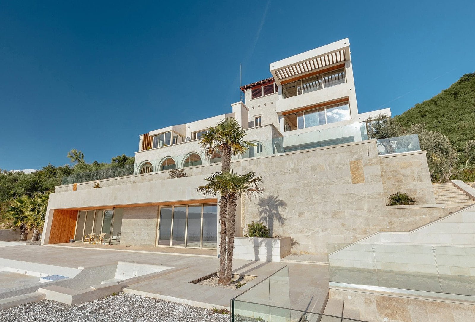 Modern luxury seaside villa with panoramic views and stylish design.
