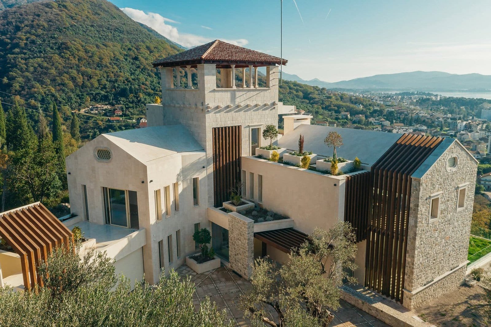 Modern hillside villa with panoramic views and elegant architecture in a scenic location.