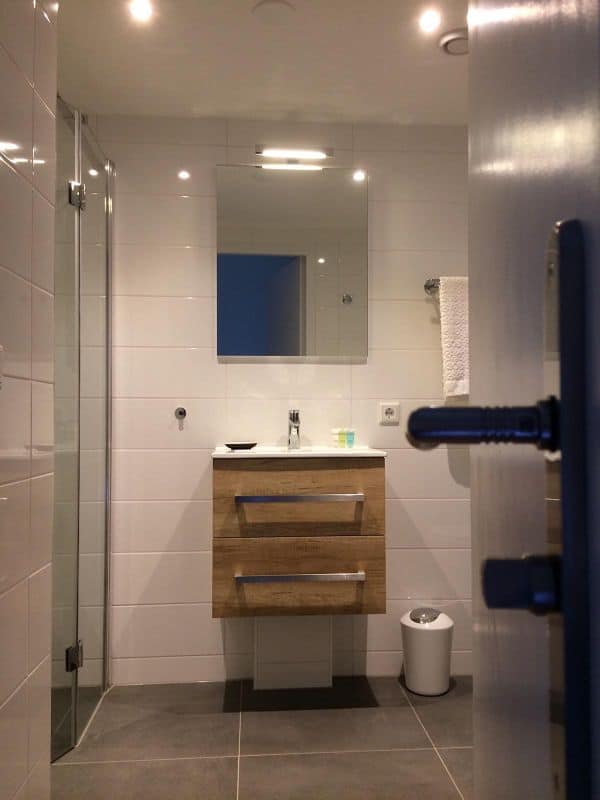 badkamer-langs-deurklink-genomen-zijkamer