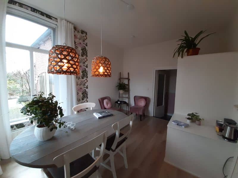 ontbijtkamer-vanaf-kastje-gezien