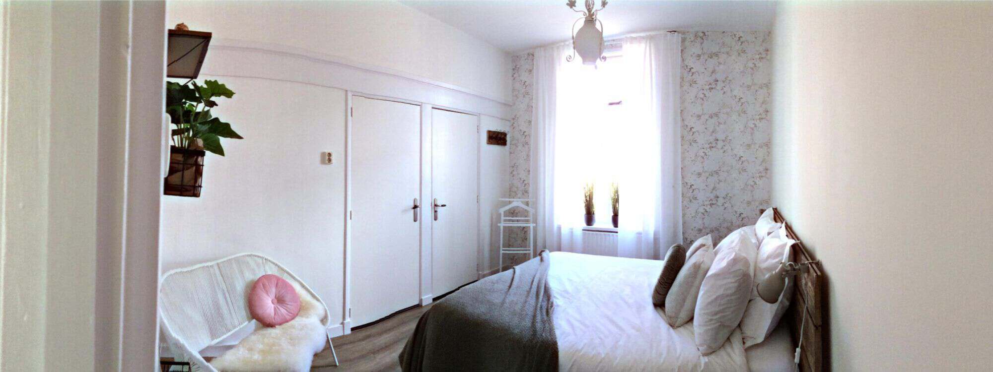 overzicht vanuit de deur van de zijkamer