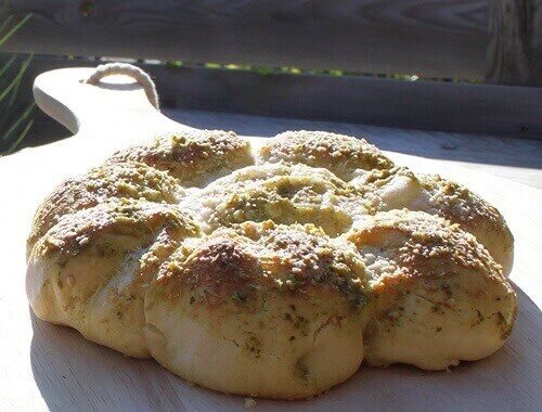 pesto parmezaanse kaas breekbrood uitgelicht
