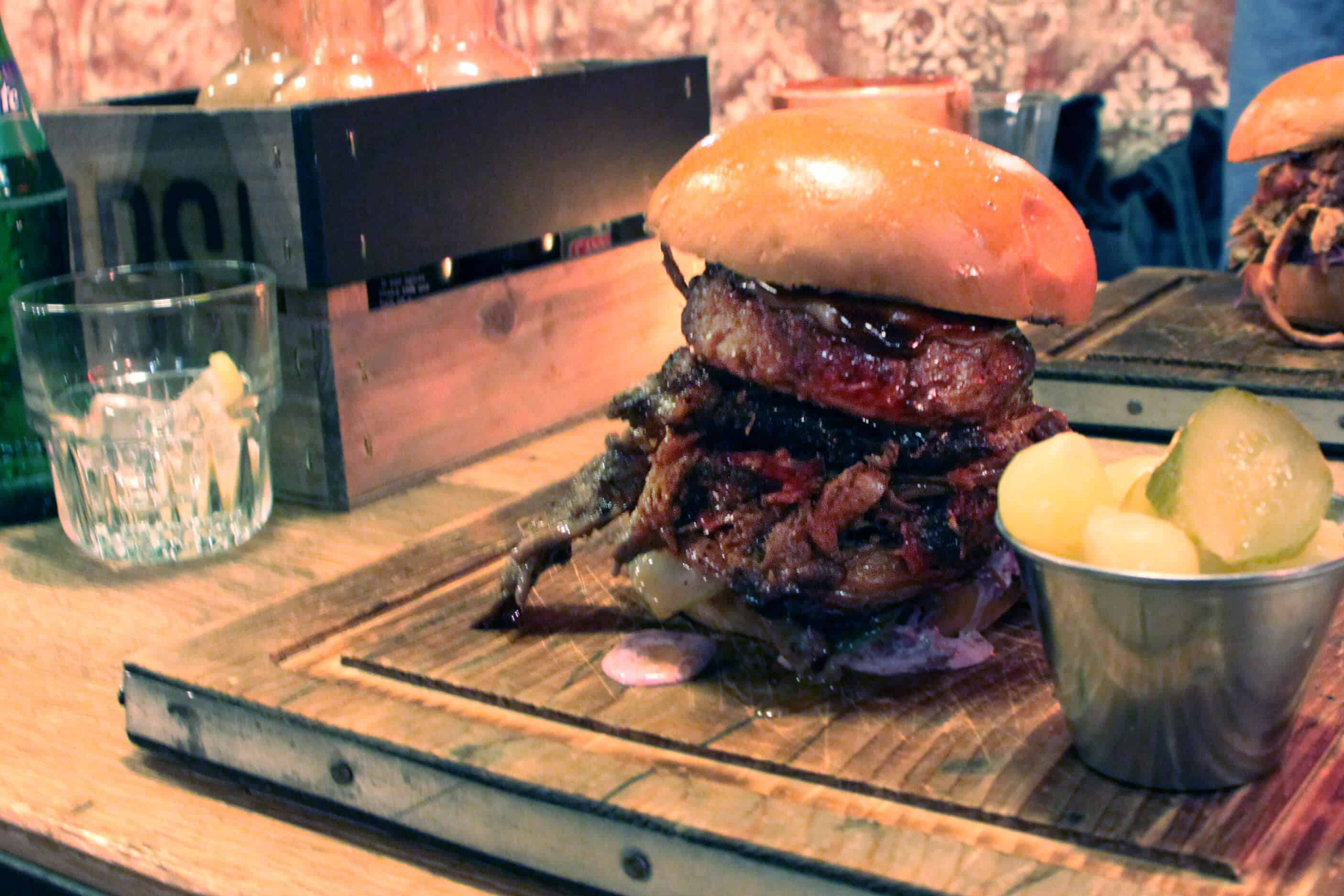 De Black Smoke Suicide Beef Burger. Wat een gevaarte!