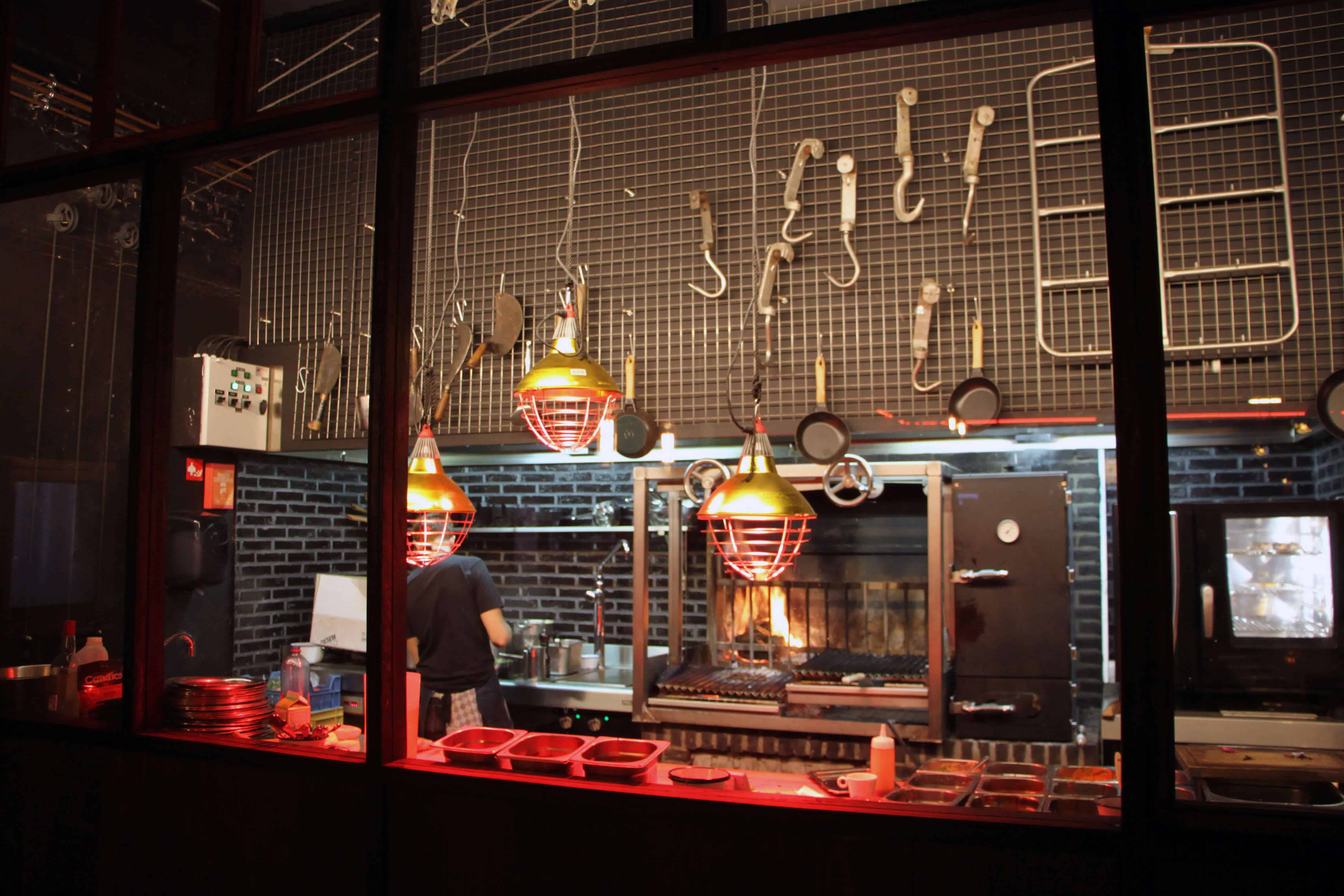 Een kijkje in de open keuken van BBQ restaurant Black Smoke in Antwerpen.