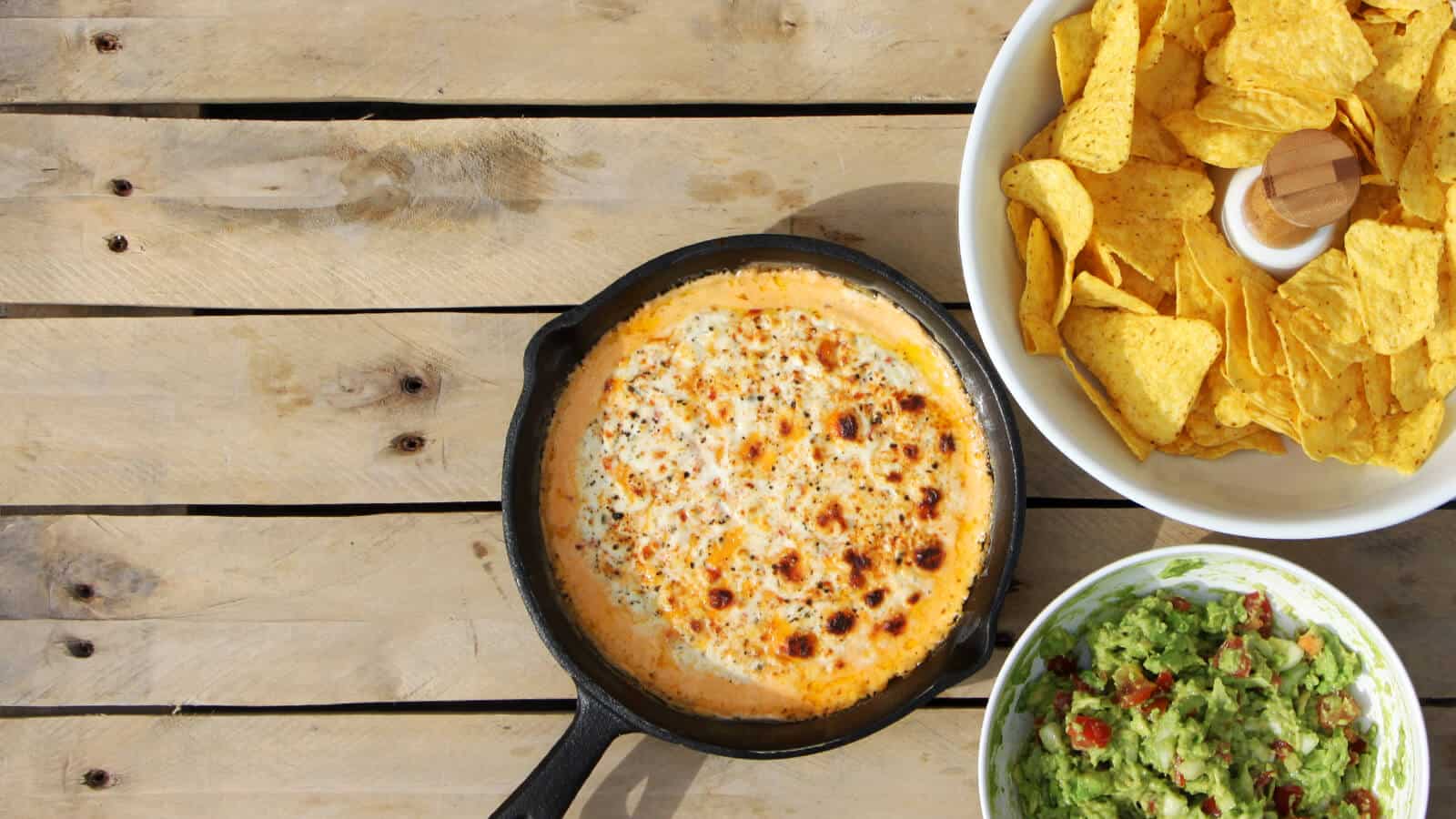 Het ideale voorgerecht van de BBQ? Dat is deze kaasdip. Serveer het met tortillachips of een broodje en je bent klaar!