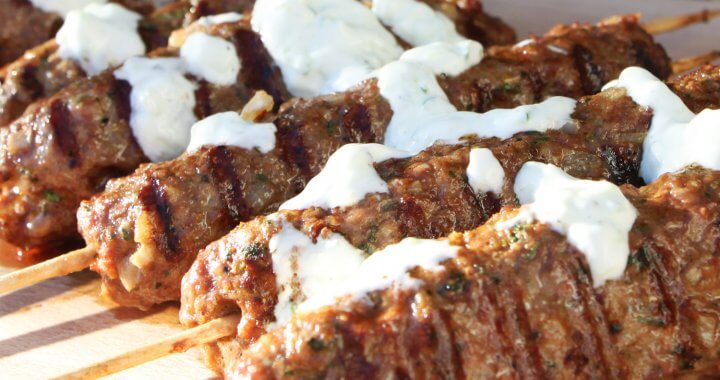 runder kebabs yoghurt saus uitgelicht