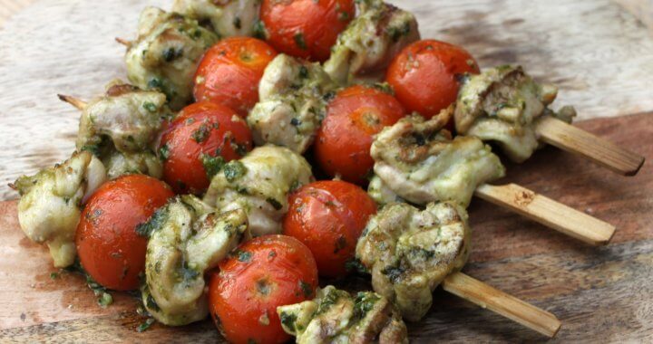 kip pesto spiesjes uitgelicht