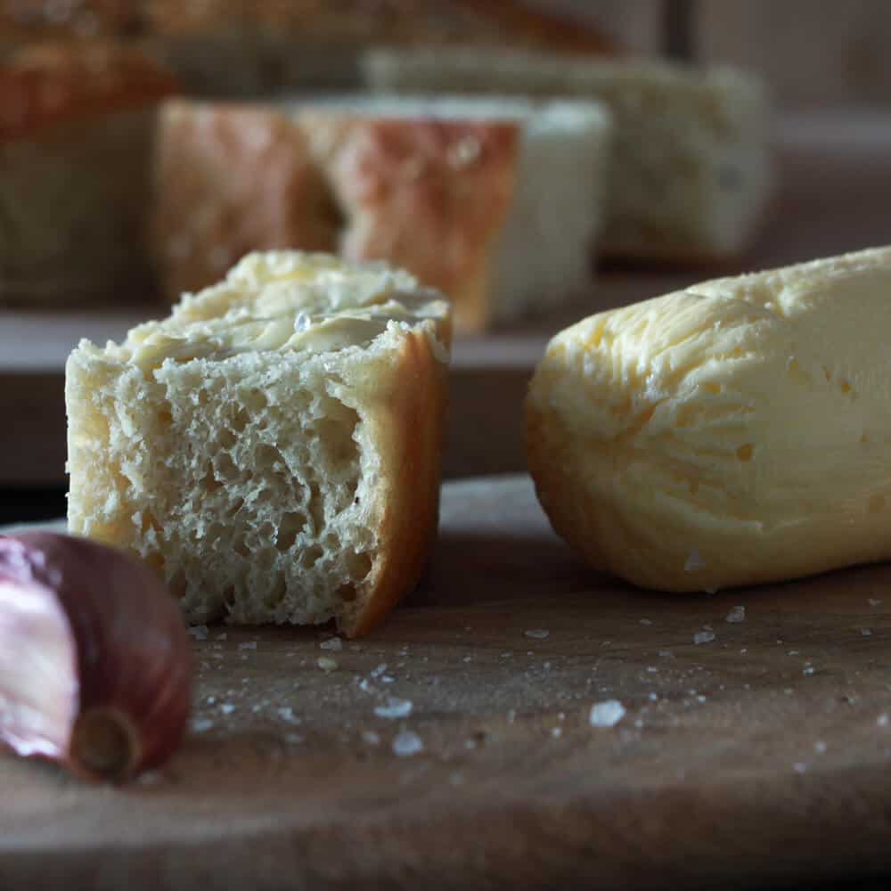 Een broodje bij de BBQ? Dat kan niet zonder zelfgemaakte knoflookboter!