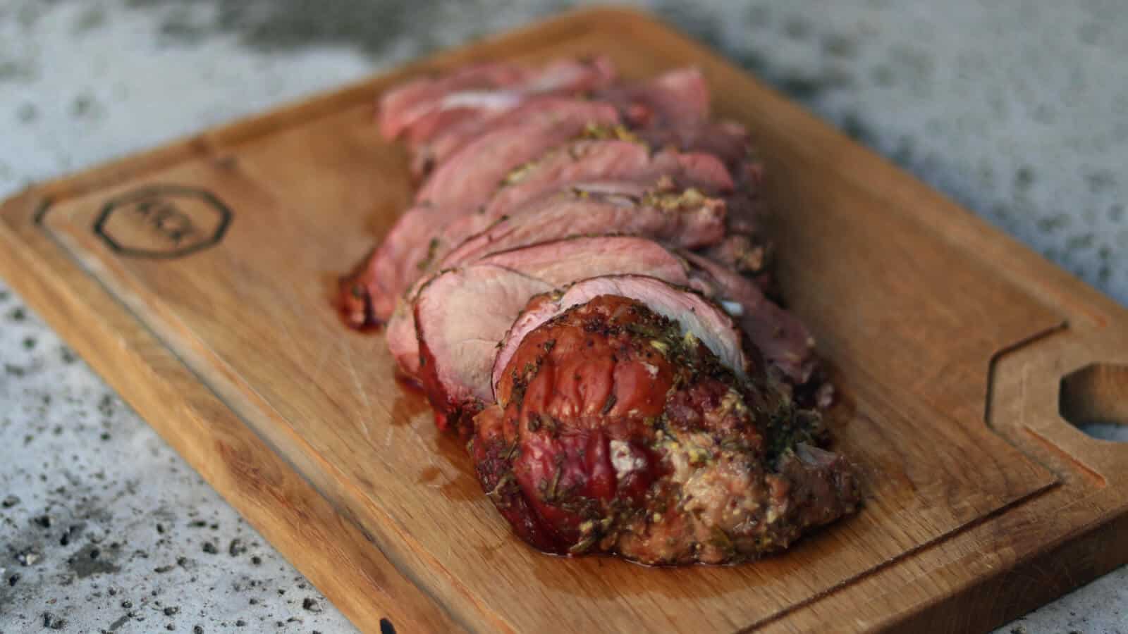 Gerookte Lamsbout van de BBQ