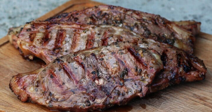 griekse lamszadelkoteletten uitgelicht